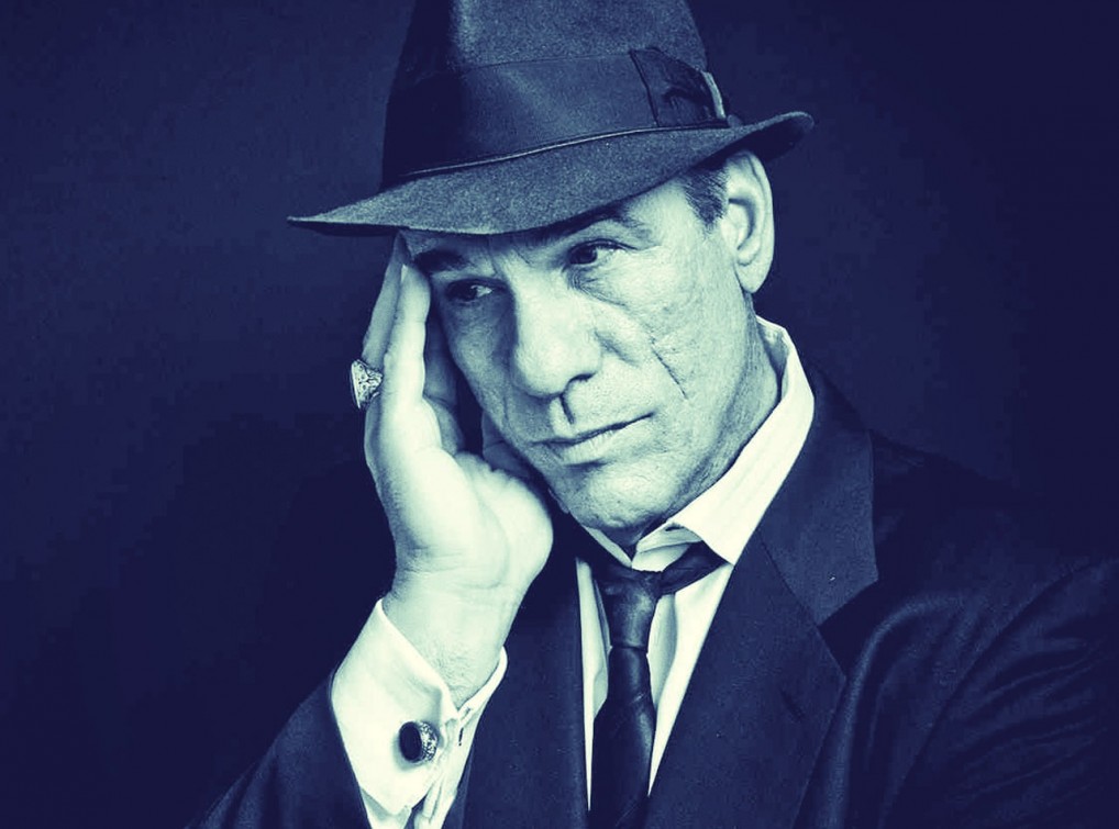Robert Davi sings Sinatra with a great hat